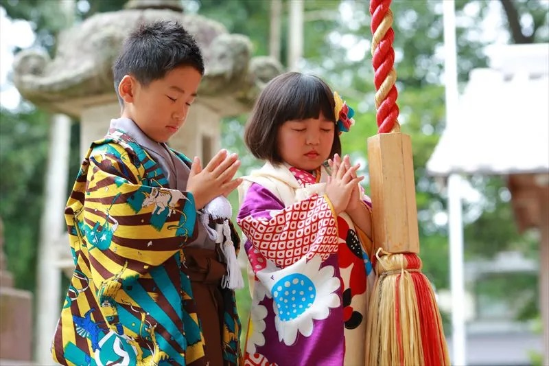 七五三の男の子と女の子のお参り姿