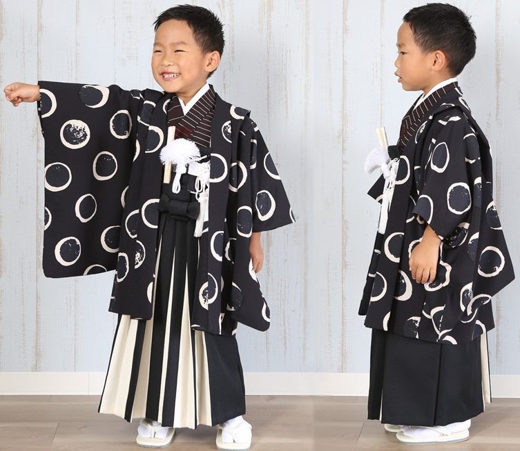 身長98cmの男の子が3歳羽織袴を着た画像
