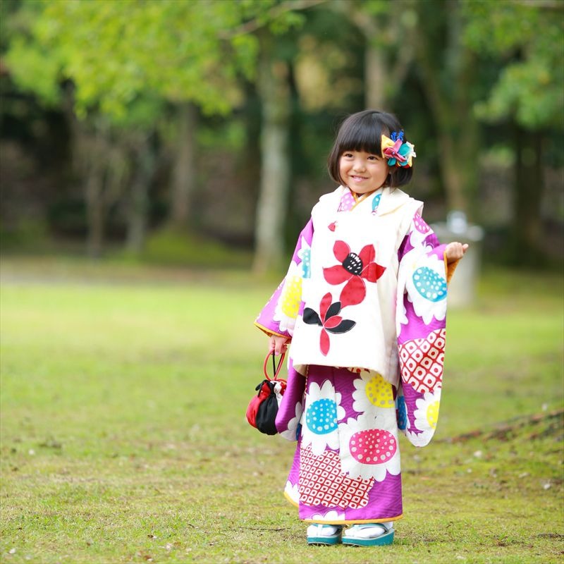 4歳女の子が3歳の着物を着ている画像